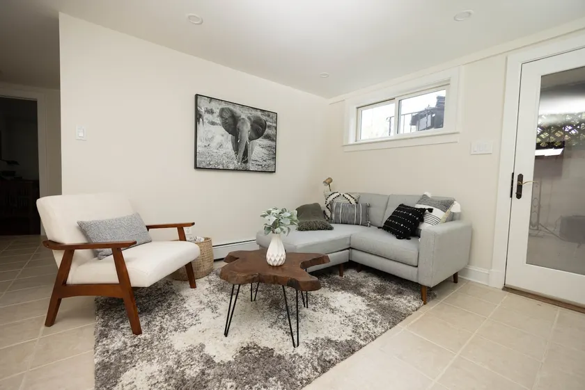 STUNNING, FULLY RENOVATED APARTMENT - Image 1