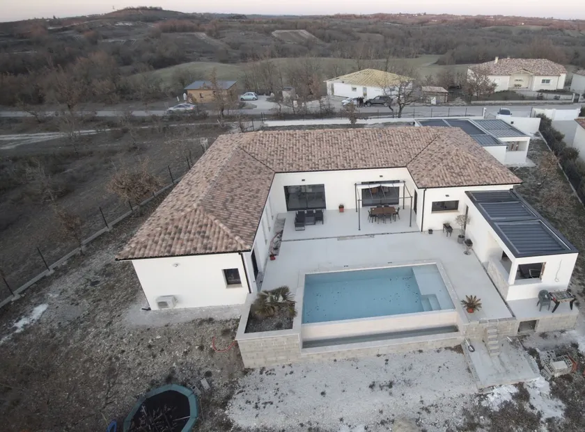 Spacious country house with pool - Image 1