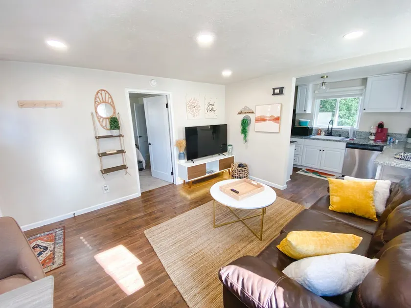 Cute Home with fully fenced yard Hot Tub and Fire Pit. - Image 1