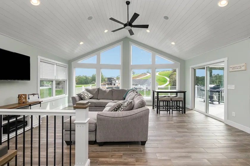 Bright Lake House Retreat- 7 miles from the Ark! - Image 1