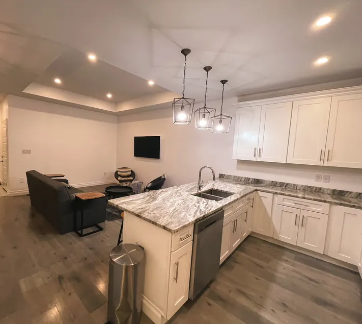 Lux 2‑Bed Townhome Family/Business Stay w/ Parking - Image 1