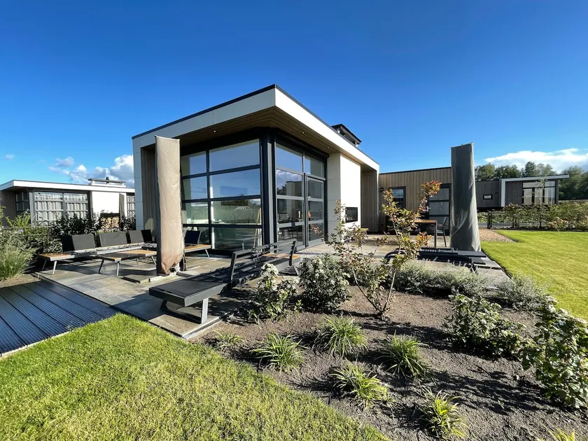 The Reed - Luxury chalet right on the water with fence - Image 1