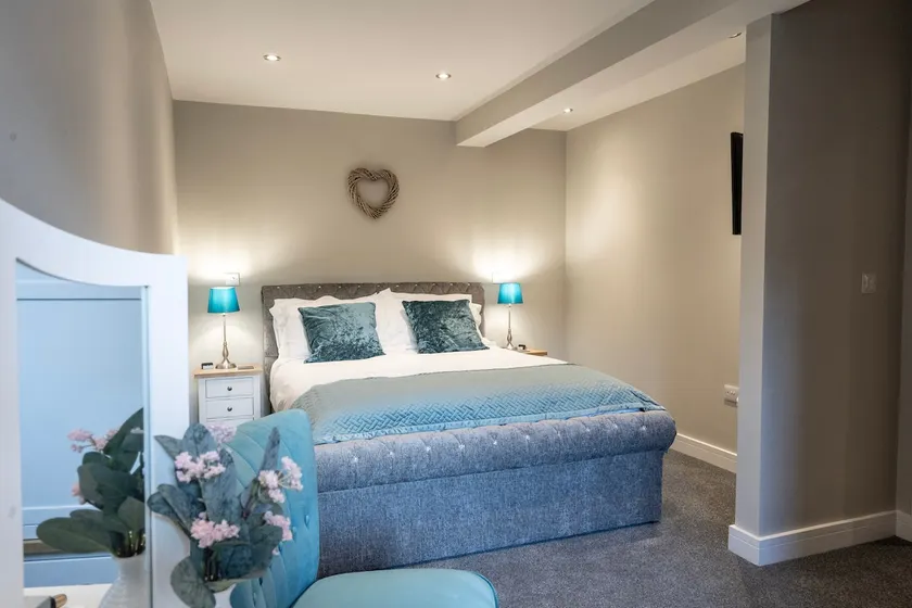 Lovely 1 bedroom apartment with allocated parking. - Image 1