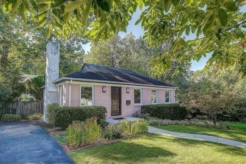 Cozy Cottage by the City - Image 1