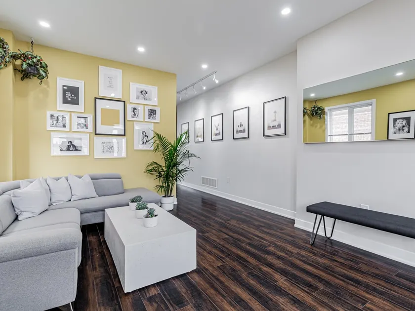 EXQUISITELY DECORATED, 4 Bdrm Townhome W/ Parking! - Image 1