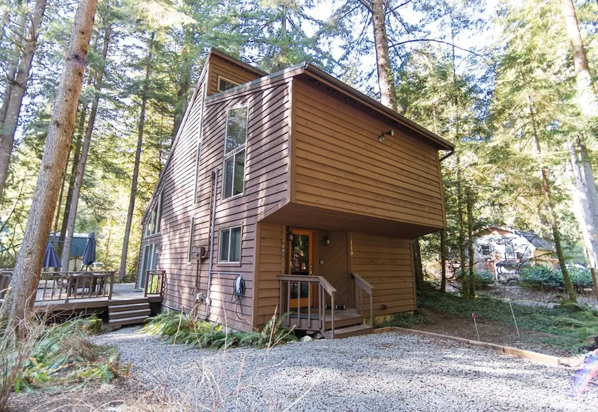 Skyline Cabin–Mt Baker cabin with hot tub - Image 1