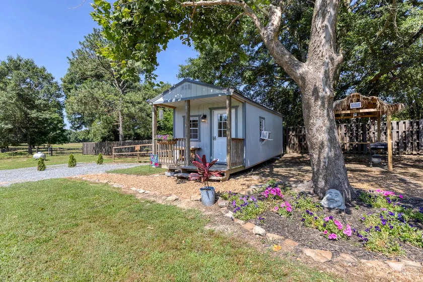 Unique 1 bedroom cabin on pond - Image 1