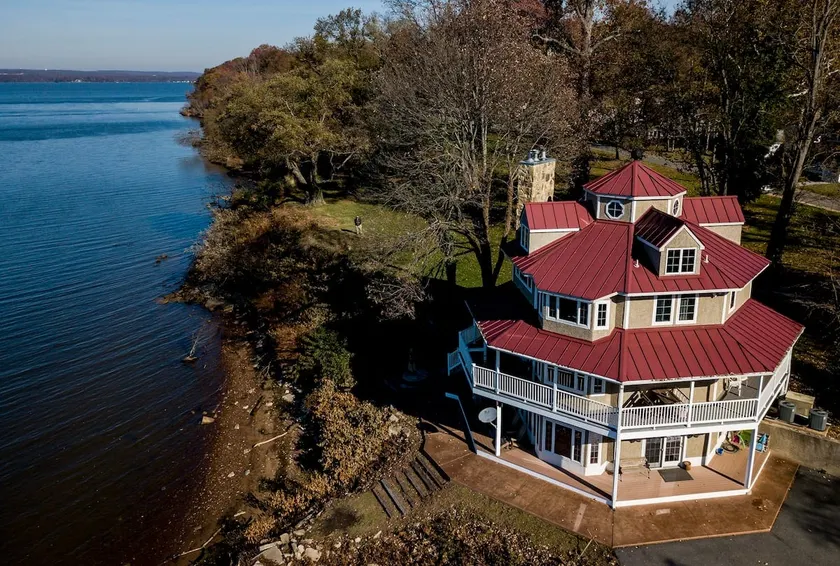 Red Point Lighthouse - Image 1
