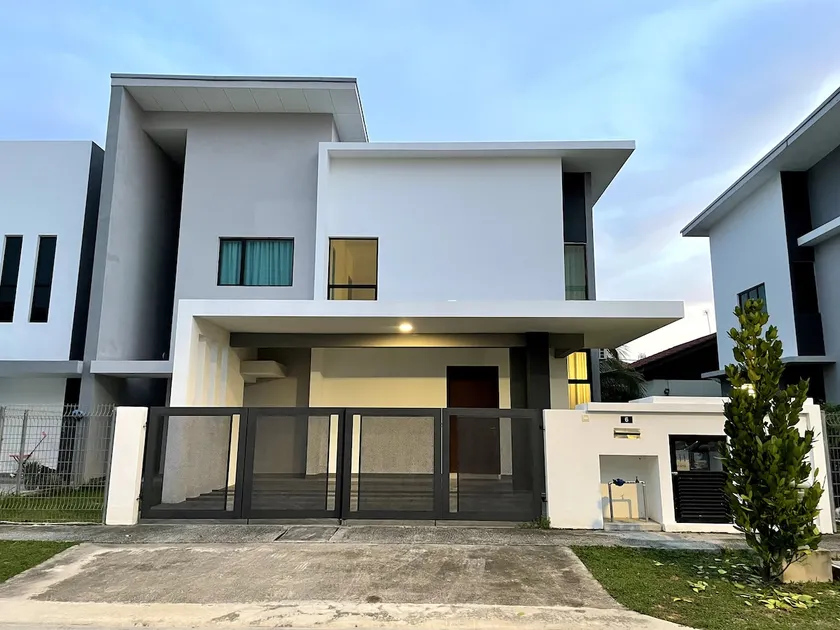 Five BEDROOMS RESIDENTIAL HOME WITH FREE WIFI - Image 1