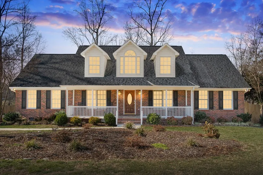 Fantastic Cottage with big backyard near the city - Image 1