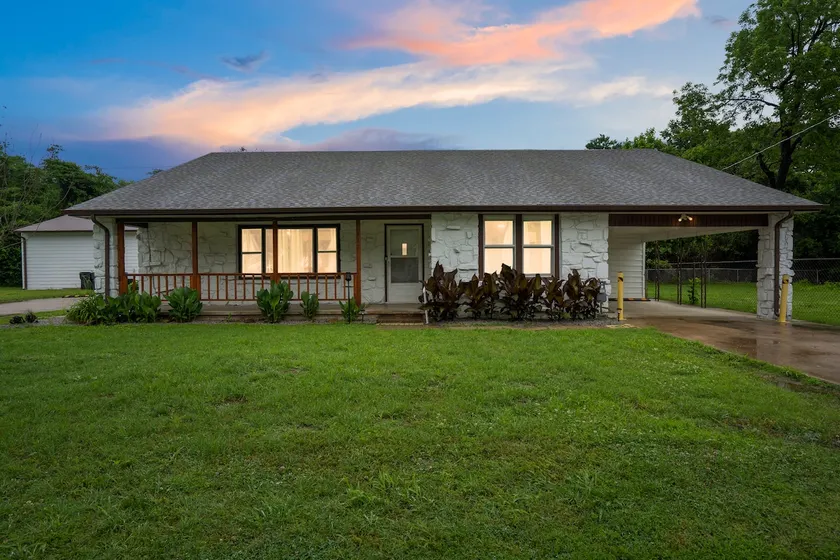 Farmhouse on 1 Acre | Big Driveway | DT 5 miles - Image 1