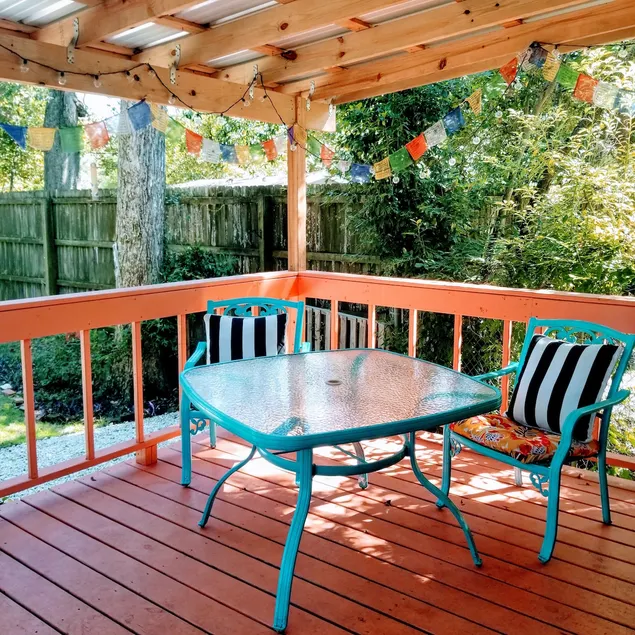 Cheerful Midtown Studio w/ backyard, patio - Image 1