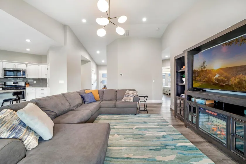 3 Min to Canyon • Game Garage • King Bed • Firepit - Image 1