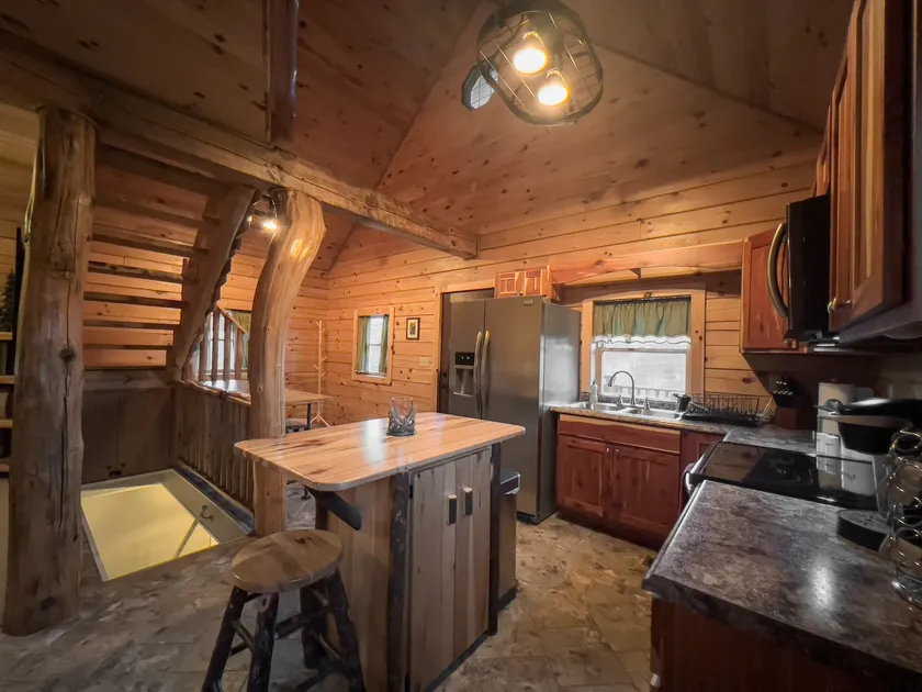 The Lazy Doe -2 bedroom cabin with hot tub - Image 1