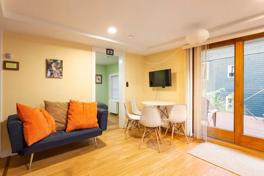 Modern 1-Bedroom Apartment With Off-Street Parking - Image 1