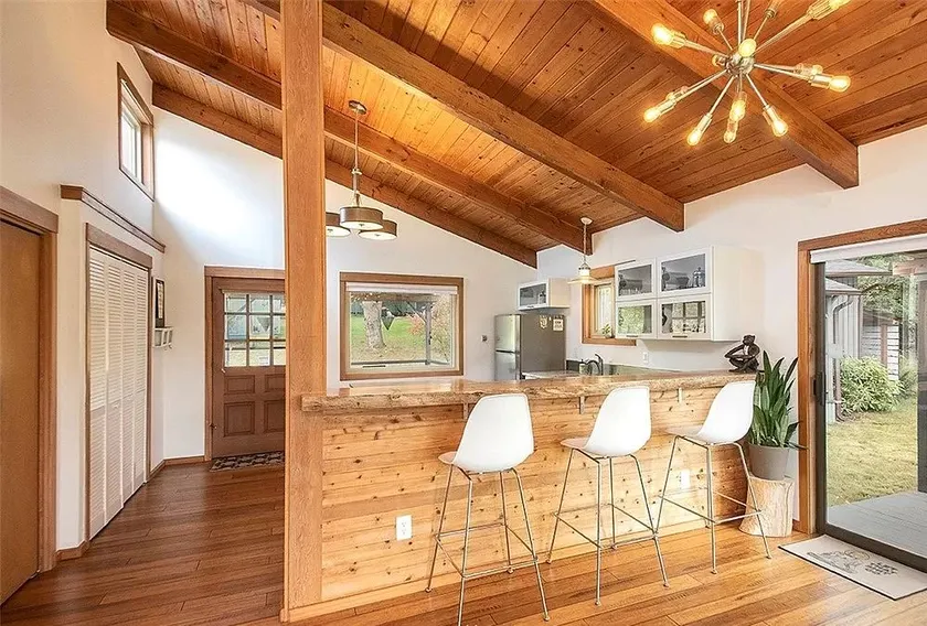 Downtown retreat with hot tub, & beach steps away - Image 1