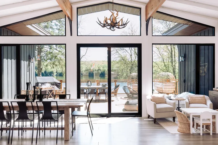 Muskoka 4 Season cottage on stunning lakefront - Image 1