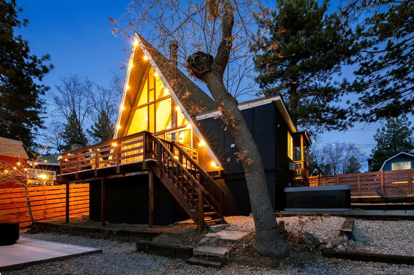 Central Location, Sunset Views & HOT TUB - Image 1