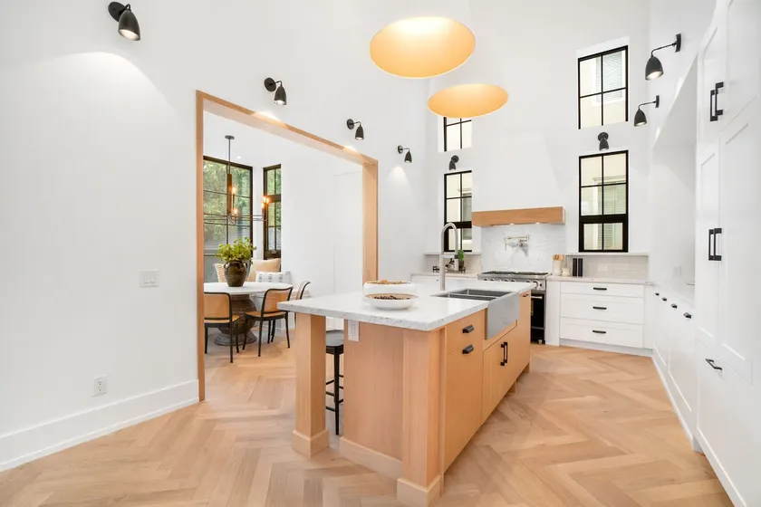 Luxury Design Home Centrally Located - Image 1