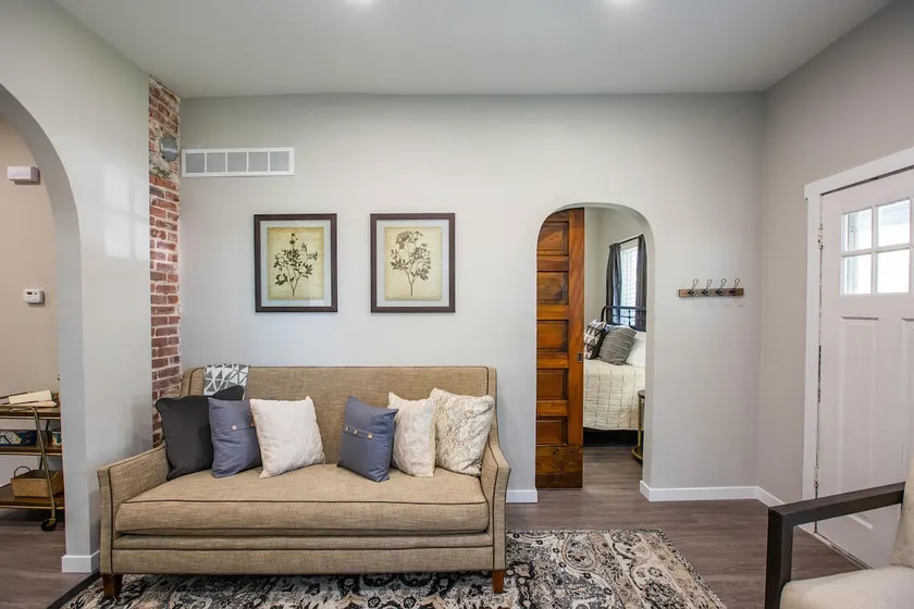 Charming Bungalow at Manhattan Hill (2bd/1 bath) - Image 1