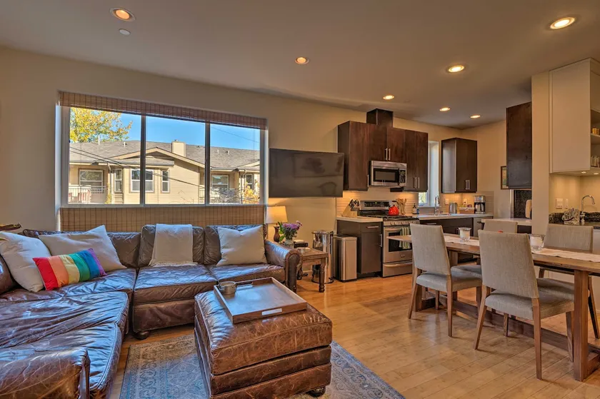 Upscale Cap Hill Townhome w/Deck Views of Cascades - Image 1