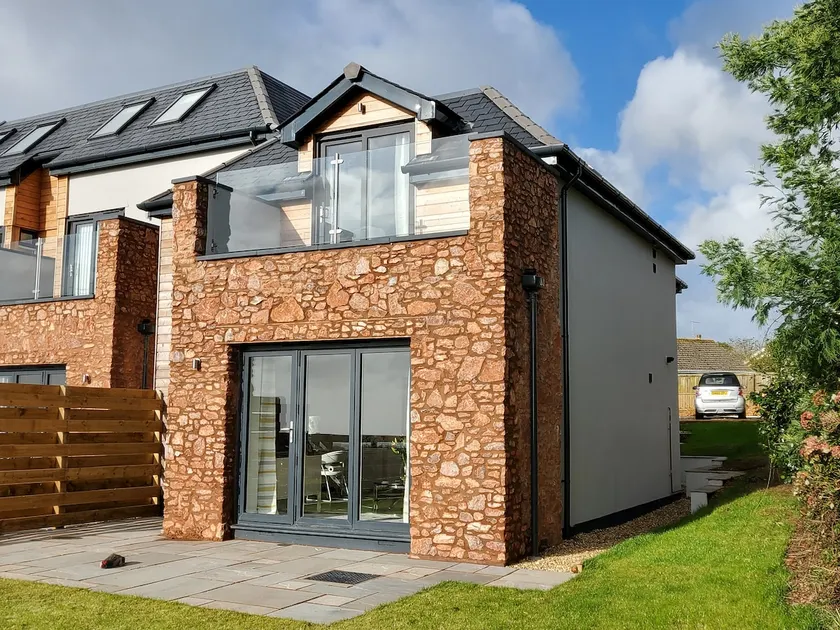 Beautiful 3 bed cottage with sea views. - Image 1
