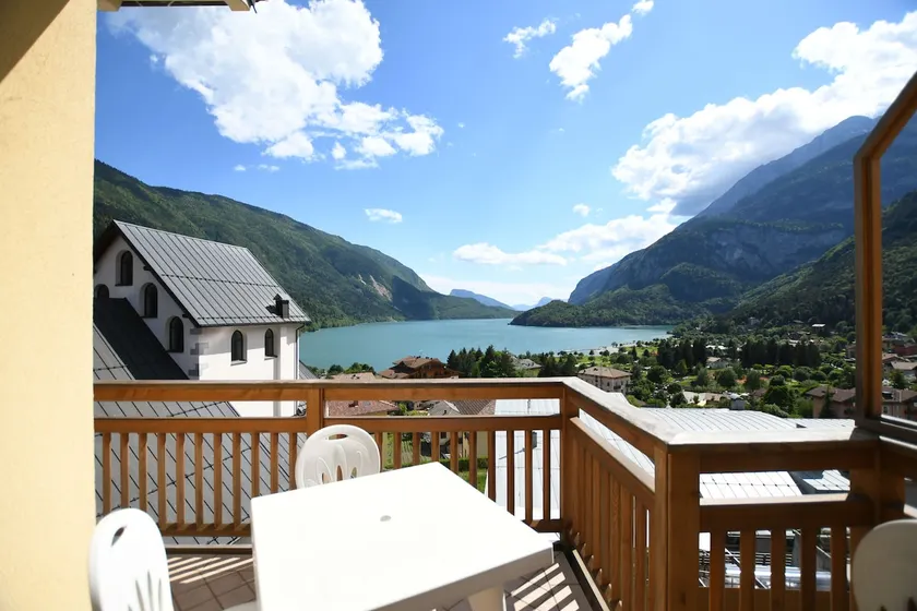 no. 5 - three-room apartment with balcony overlooking the lake (2 bathrooms) - Image 1