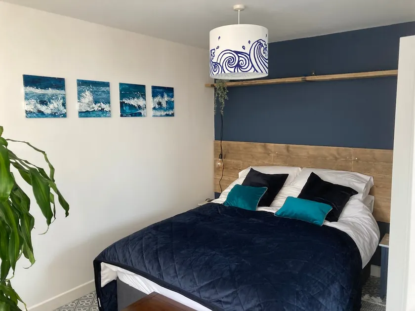 Modern & Cosy Retreat - walk to beach, parking - Image 1