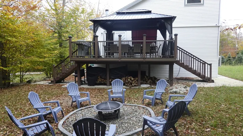 Newly Updated 5bd/3bth, A/C, walk to the Pool! - Image 1