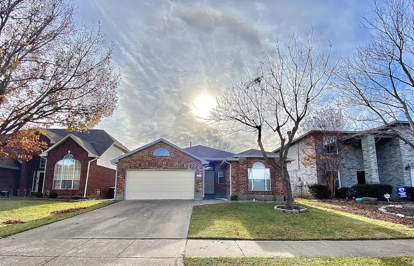 Cozy 3-Bedroom Full Residential Home in Garland - Image 1