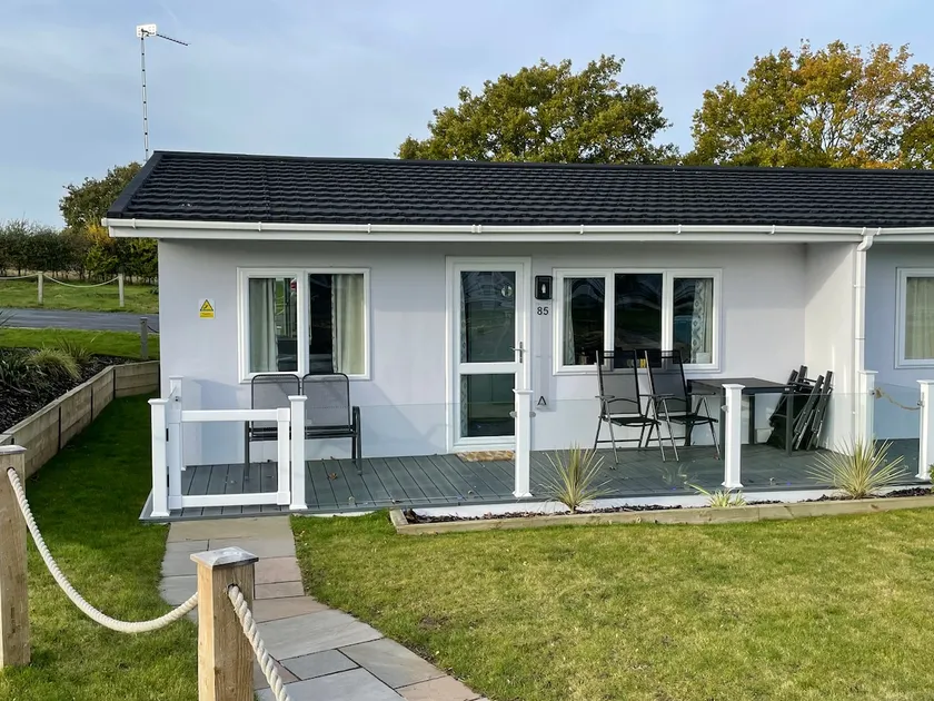 Cosy 2 Bedroom Lodge with onsite Pool - Image 1