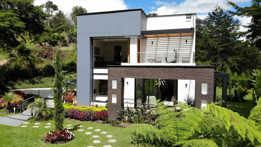 green paradise. Enjoy this beatiful vacation home. - Image 1