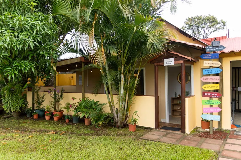 Arrow’s house with A/C 5 min airport free parking - Image 1