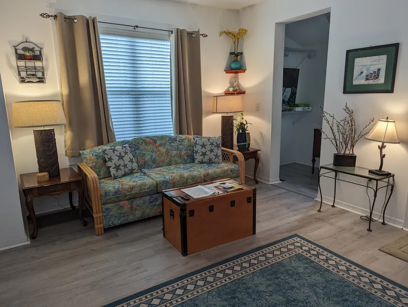 Adorable Uptown Cottage - Image 1