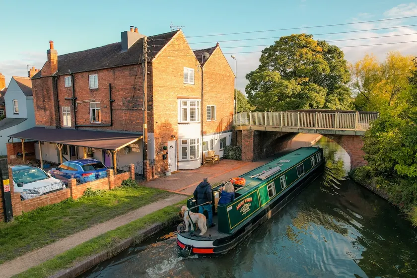 Idyllic 2 bedroom Canal facing Cottage in Hopwas - Image 1