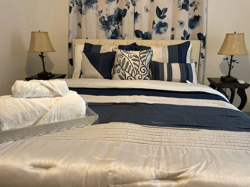 Cozy getaway, 1 BR Suite minutes from attractions. - Image 1