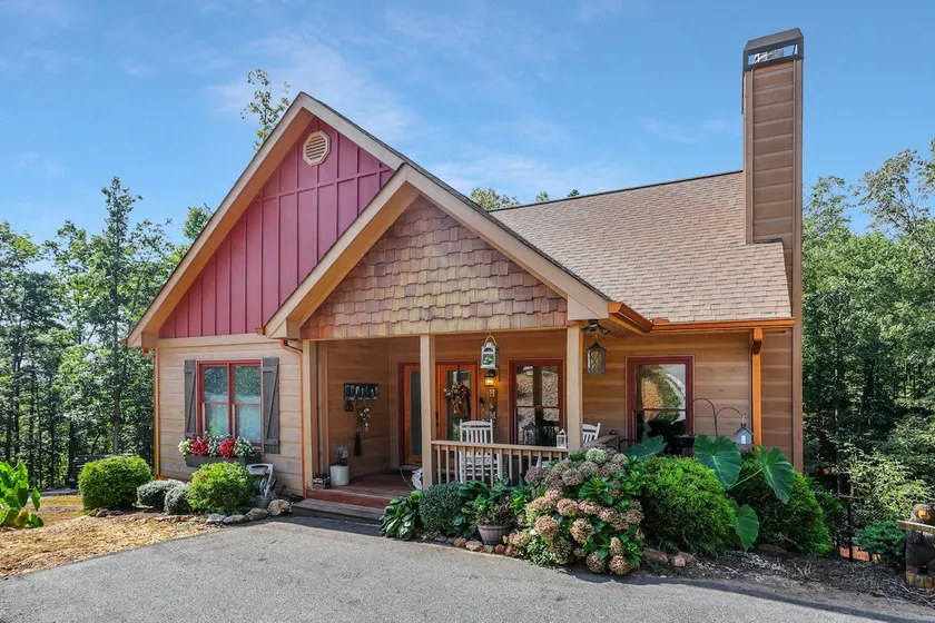Cozy Cottage minutes from Wineries & 5 miles to Dahlonega Square - Image 1