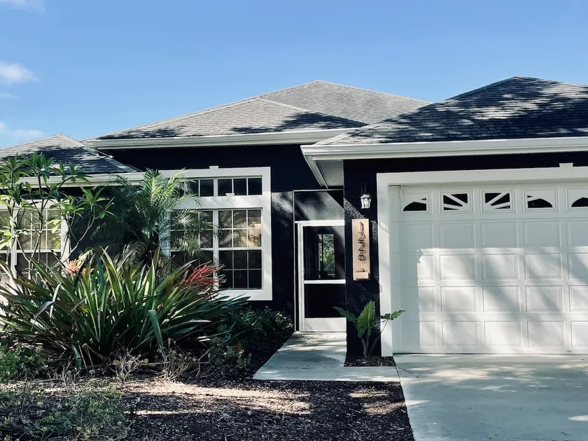 Cheerful 4 Bed, 3 Bath Home with Screened Pool - Image 1