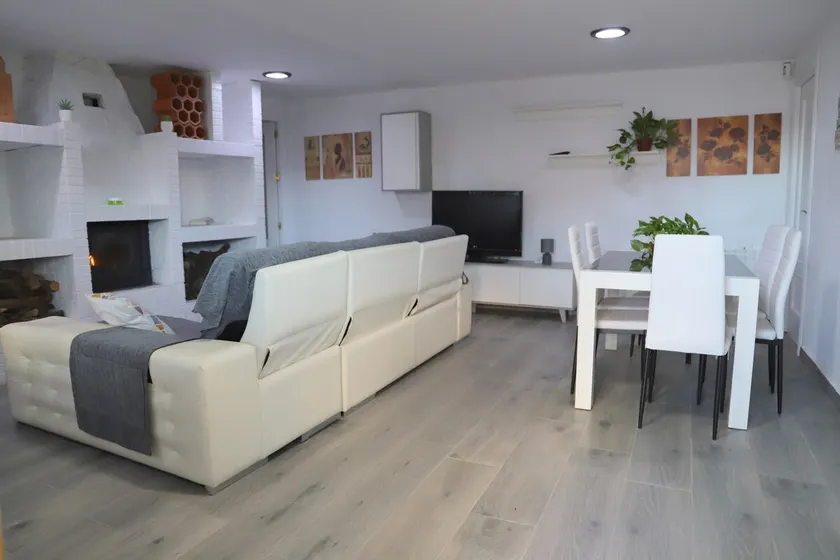 A LARGE HOUSE TO ENJOY WITH FRIENDS AND FAMILY - Image 1