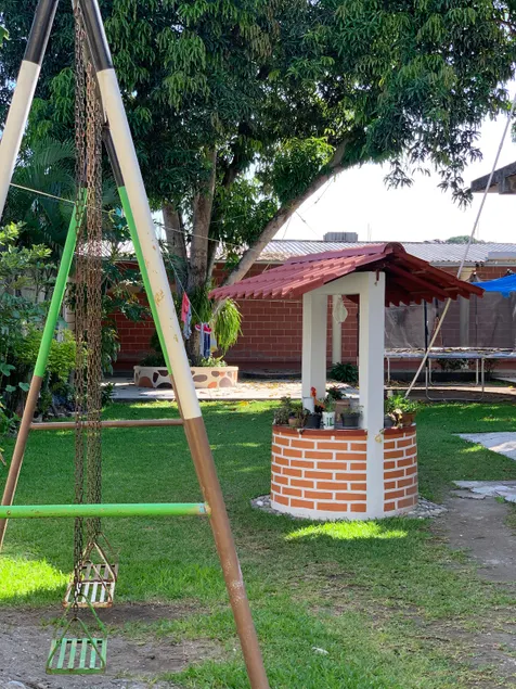 The yellow villa - Image 1