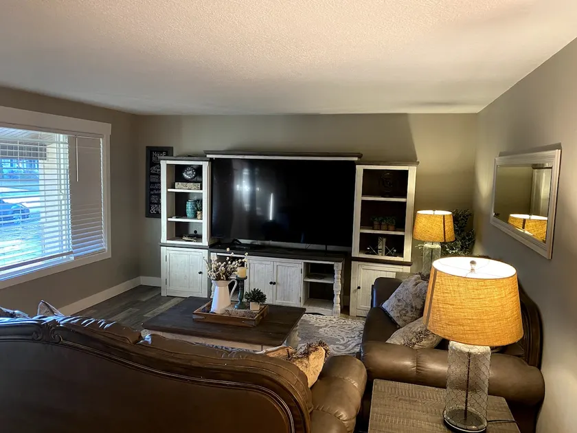 3 Beds/2 Baths, entire home, with parking. - Image 1