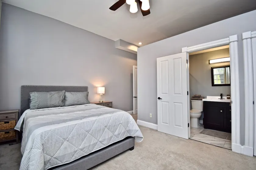 Hannaford Townhome W/ Free Parking. Prime Location - Image 1
