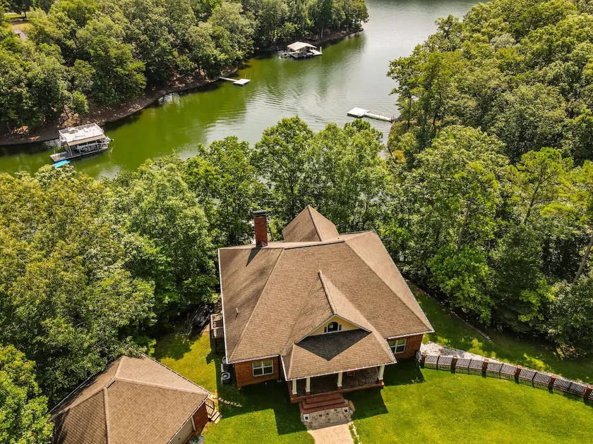 Beautiful Lakefront Family Retreat! Pet Friendly, Canoes Included, Sleeps 28+ - Image 1