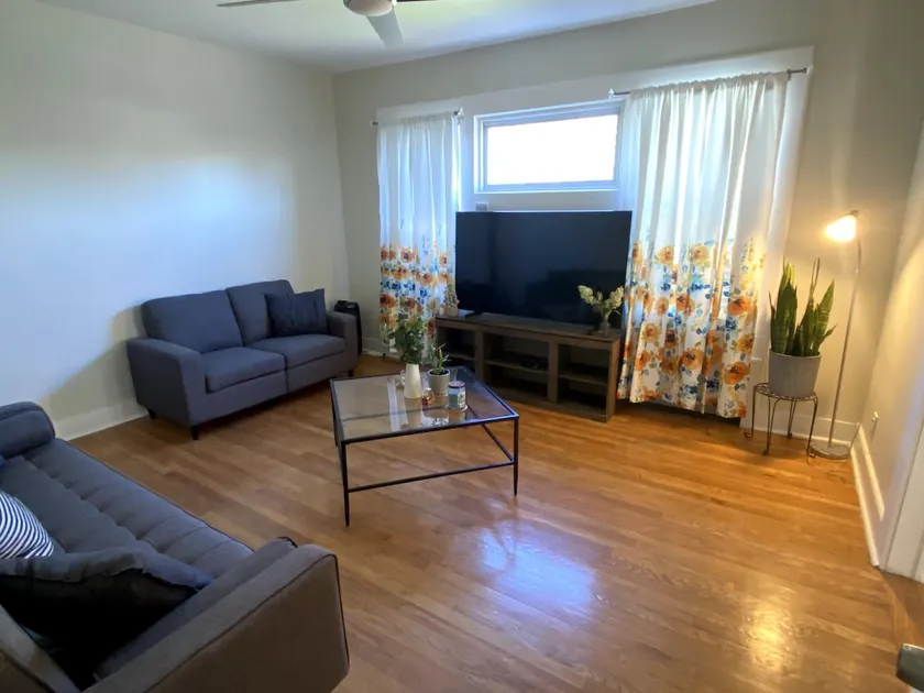 Modern 2-bedroom apartment close to major highways - Image 1