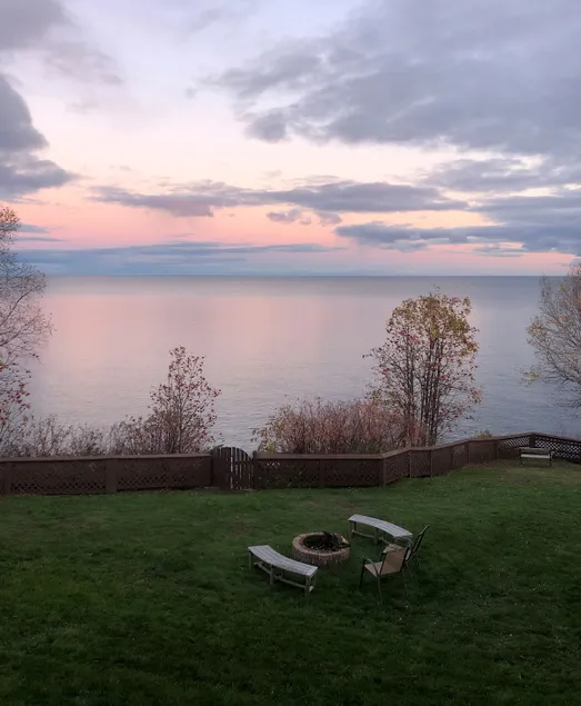 Cozy Lake Superior Getaway | King Bed | Jacuzzi - Image 1