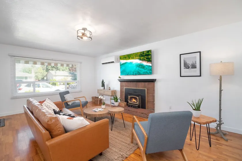 Modern Mid-Century Retreat Perfect for Families - Image 1