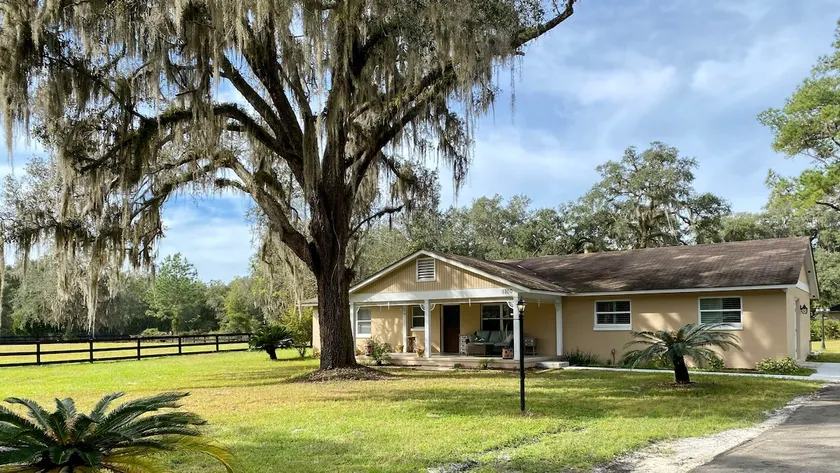 NEW LISTING 3 mins to HITS 10 mins to WEC *HOT TUB - Image 1