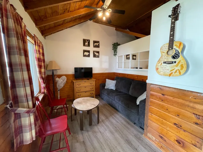Bobcaygeon Resort - Cottage #4 Grace (Sleeps 6) - Image 1