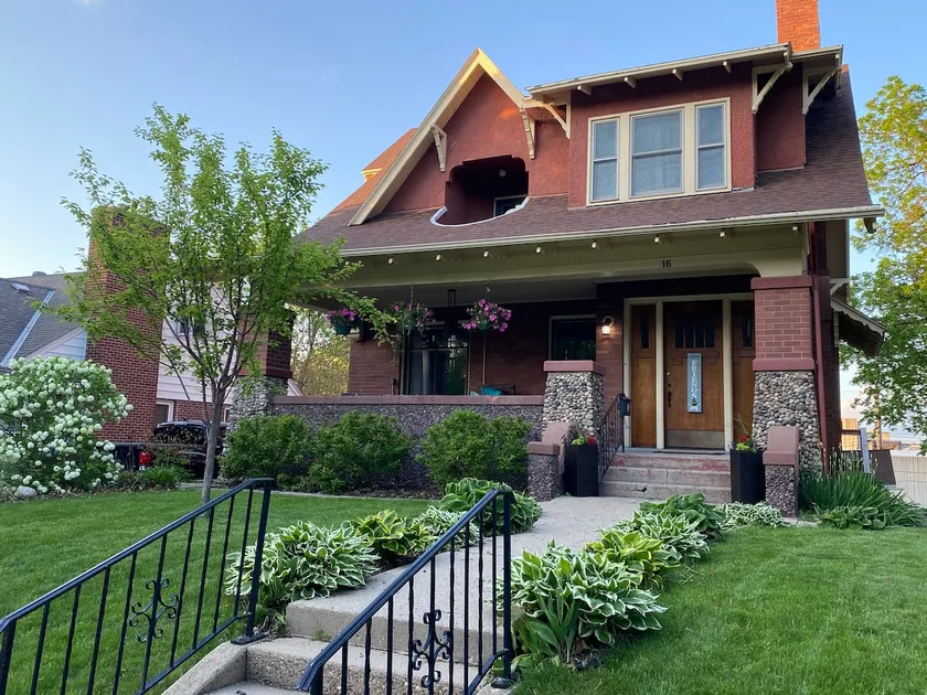 Holiday Haus in Historic New Ulm - sleeps 13 Plenty of space inside and out. - Image 1