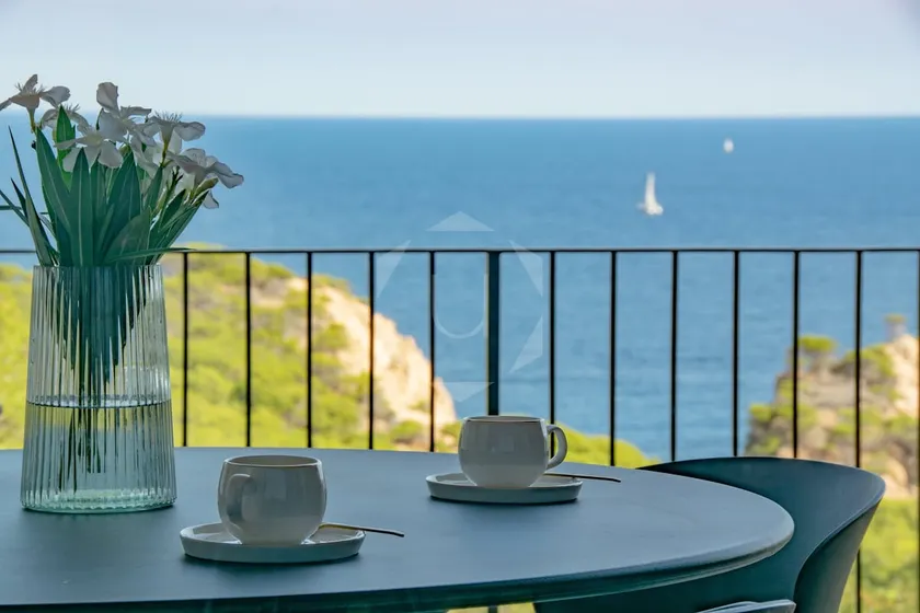 Amazing views, walkable to beach, modern - Image 1